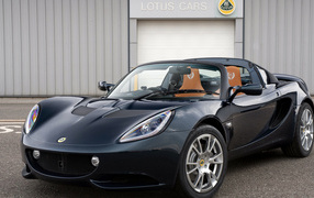 Черный спортивный кабриолет Lotus 