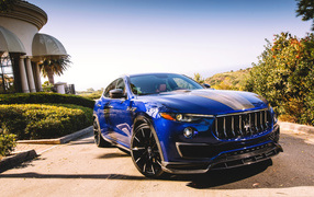 Красивый синий автомобиль Maserati Levante Shtorm, 2018