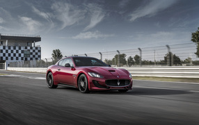 Бордовый автомобиль Maserati  GranTurismo, 2017. 