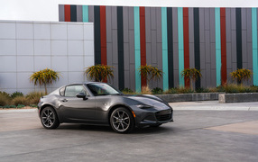 Серый автомобиль Mazda MX-5 Miata RF, 2017 года 