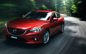 Красный автомобиль  Mazda 6, 2018 на скорости