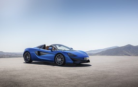 Синий спортивный автомобиль  McLaren 570S Spider, 2018
