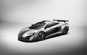 Серебристый автомобиль McLaren MSO R Coupe, 2017 на сером фоне