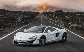 Белый суперкар McLaren 570S на трассе