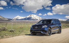Черный автомобиль Mercedes-Benz GL-Class на фоне гор 