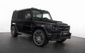 Черный автомобиль Mercedes-Benz G-класс W463 на белом фоне