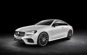 Серый автомобиль  Mercedes-Benz E-Class Coupe 2017