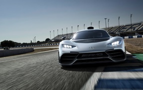 Спортивный автомобиль Mercedes-AMG Project One на гоночной трассе