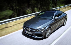 Mercedes-Benz C-Class Coupe 2017 года на трассе 