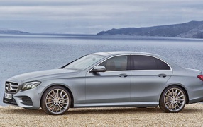 Серебристый Mercedes E-Class AMG Line 2017 года 