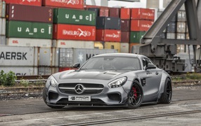 Серебристый спорткар Mercedes-AMG GT в порту