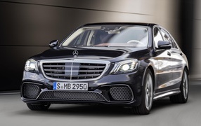 Стильный черный автомобиль Mercedes-Benz S-Class, 2018