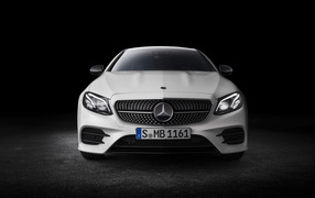 Белый автомобиль Mercedes-Benz E-Class Coupe, 2018 вид спереди
