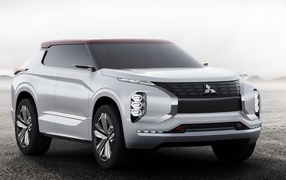 Серебристый внедорожник  Mitsubishi GT-PHEV