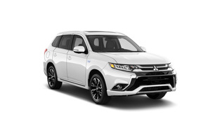 Белый компактный кроссовер Mitsubishi Outlander, 2018