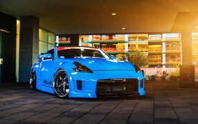 Синий автомобиль Nissan 370Z 