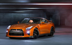 Быстрый спортивный автомобиль Nissan GT-R оранжевого цвета
