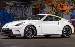 Стильный белый автомобиль Nissan 370z Nismo, 2018