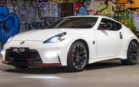 Белый автомобиль Nissan 370Z Nismo, 2017