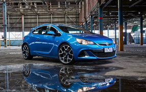Синий стильный автомобиль Opel Astra 