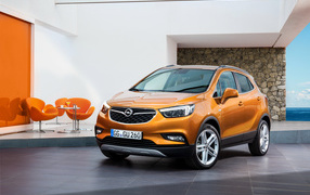 Оранжевый автомобиль кроссовер Opel Mokka