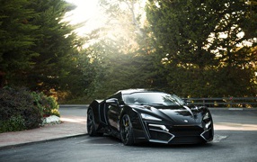 Черный спортивный автомобиль Lykan HyperSport