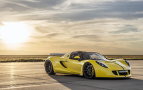 Автомобиль Hennessey Venom GT на фоне солнца в небе