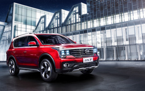 Красный автомобиль Trumpchi GS7