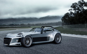 Спортивный серебристый автомобиль Donkervoort D8 GTO-RS на трассе