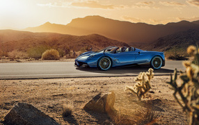 Синий спортивный автомобиль  Pagani Huayra на трассе 