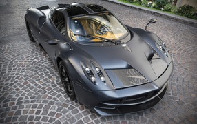 Серебристый автомобиль Pagani Huayra 