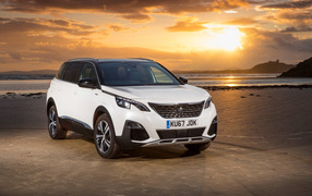 Белый внедорожник Peugeot 5008 GT Line, 2017 на фоне заката