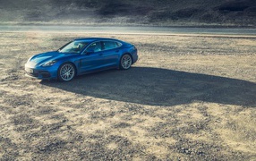 Голубой автомобиль Porsche Panamera Turbo