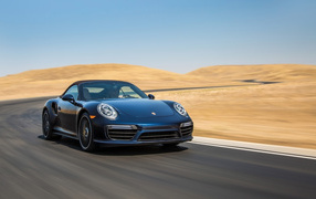 Синий спортивный автомобиль  Porsche 911 Turbo в пустыне 