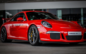 Красный спортивный автомобиль Porsche Drive Supercar