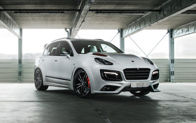 Белый автомобиль  Porsche Cayenne в гараже 