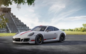 Белый спортивный автомобиль Porsche 911 Carrera GTS, 2017