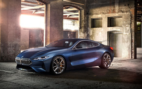 Синий спортивный автомобиль BMW Concept 8 Series, 2018 в старом здании