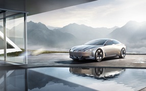 Серебристый электрокар  BMW i Vision Dynamics,  концепт