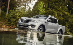 Серебристый пикап Renault  Alaskan Worldwide, 2017 в воде