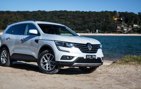 Белый автомобиль Renault Koleos у водоема
