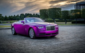 Автомобиль кабриолет Rolls Royce Dawn in Fuxia, 2018