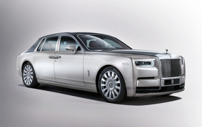 Серебристый автомобиль  Rolls Royce Phantom, 2017