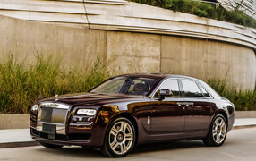 Стильный черный автомобиль Rolls Royce Ghost
