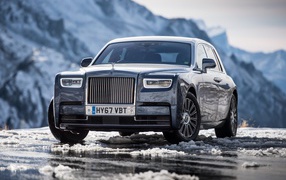 Стильный автомобиль Rolls-Royce Phantom, 2017 на скользкой дороге