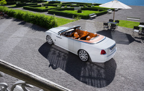 Белый автомобиль Rolls-Royce Dawn вид сверху