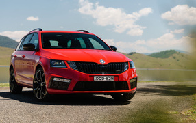 Быстрый красный автомобиль Skoda Octavia RS 245 Wagon на фоне неба