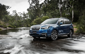 Внедорожник Subaru Forester проезжает через реку 