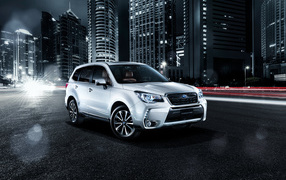 Внедорожник Subaru Forester, 2018 в ночном городе