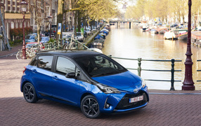 Голубой автомобиль Toyota Yaris Hybrid, 2017 